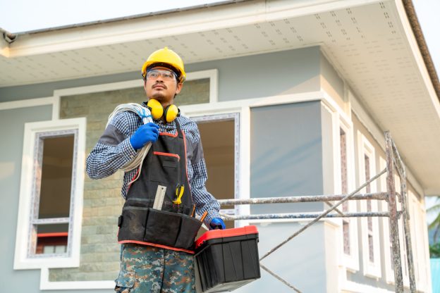 Licensed construction worker with safety gear at a building site, ready to start a project.