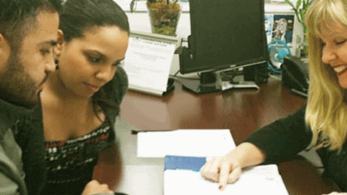 CSLS counselor helping aspiring contractor with California license requirements